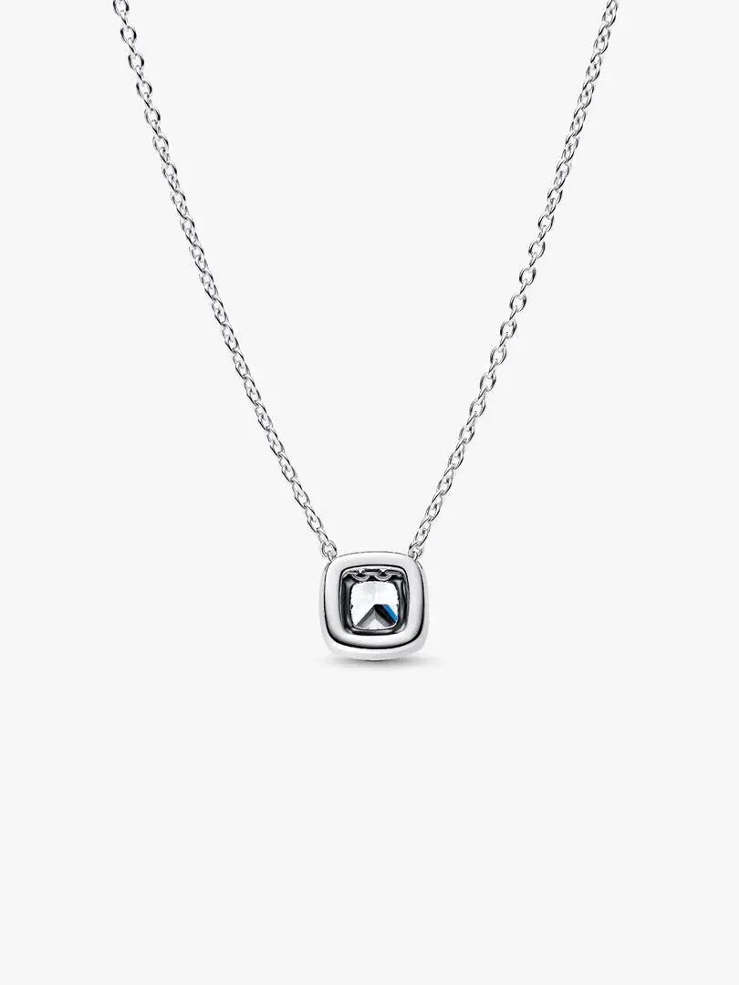 Vue de face du collier avec pendentif carré et chaîne à maillons fins sur fond blanc.
