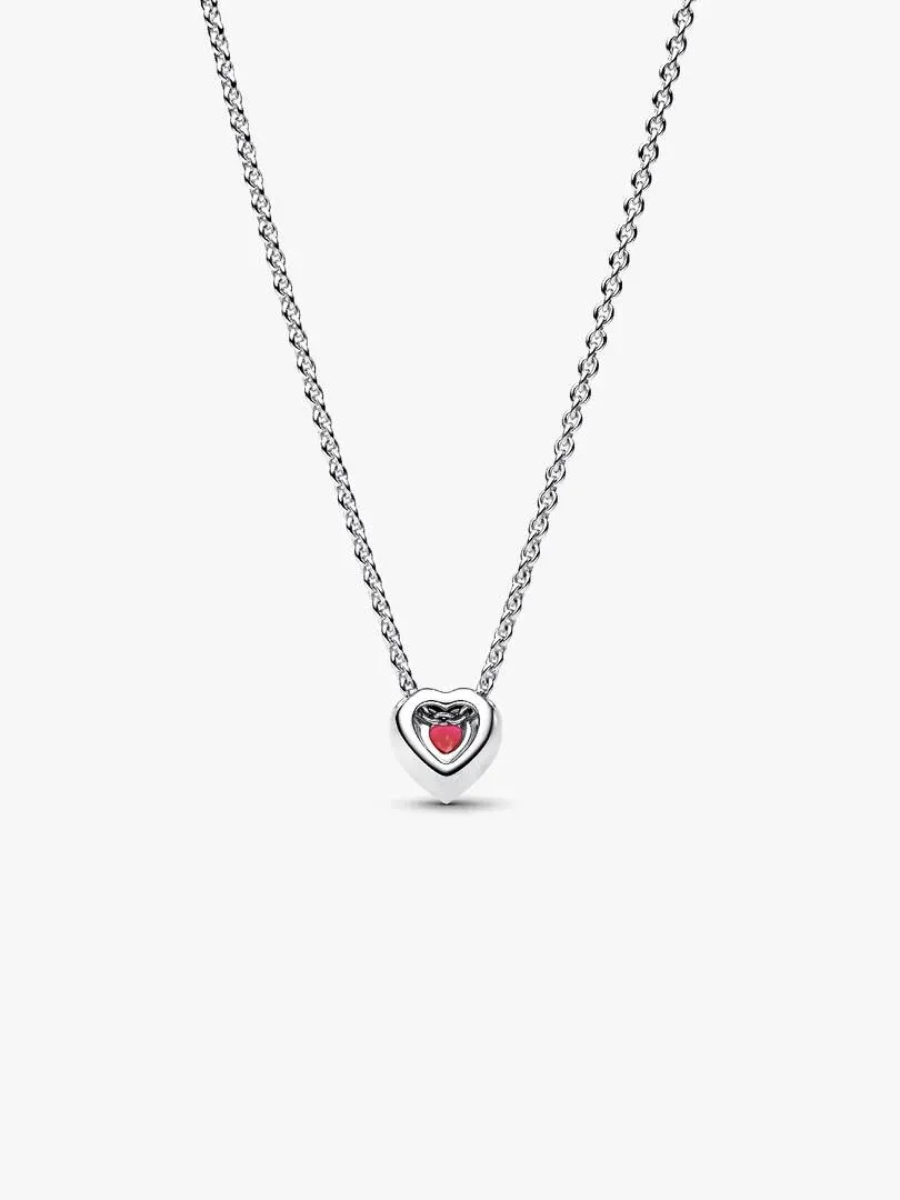Collier avec pendentif cœur rouge sur fond blanc, vue frontale centrée.