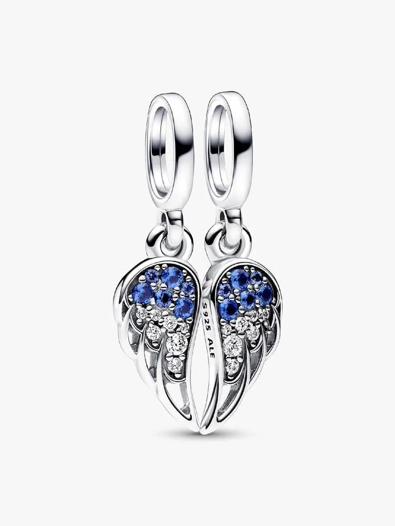 Vue frontale des deux charms ailes, fond blanc, détail des zircons bleus et argent.