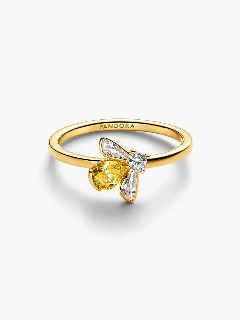 Anillo de abeja visto en ángulo lateral, fondo blanco, detalle del cuerpo amarillo y alas transparentes.