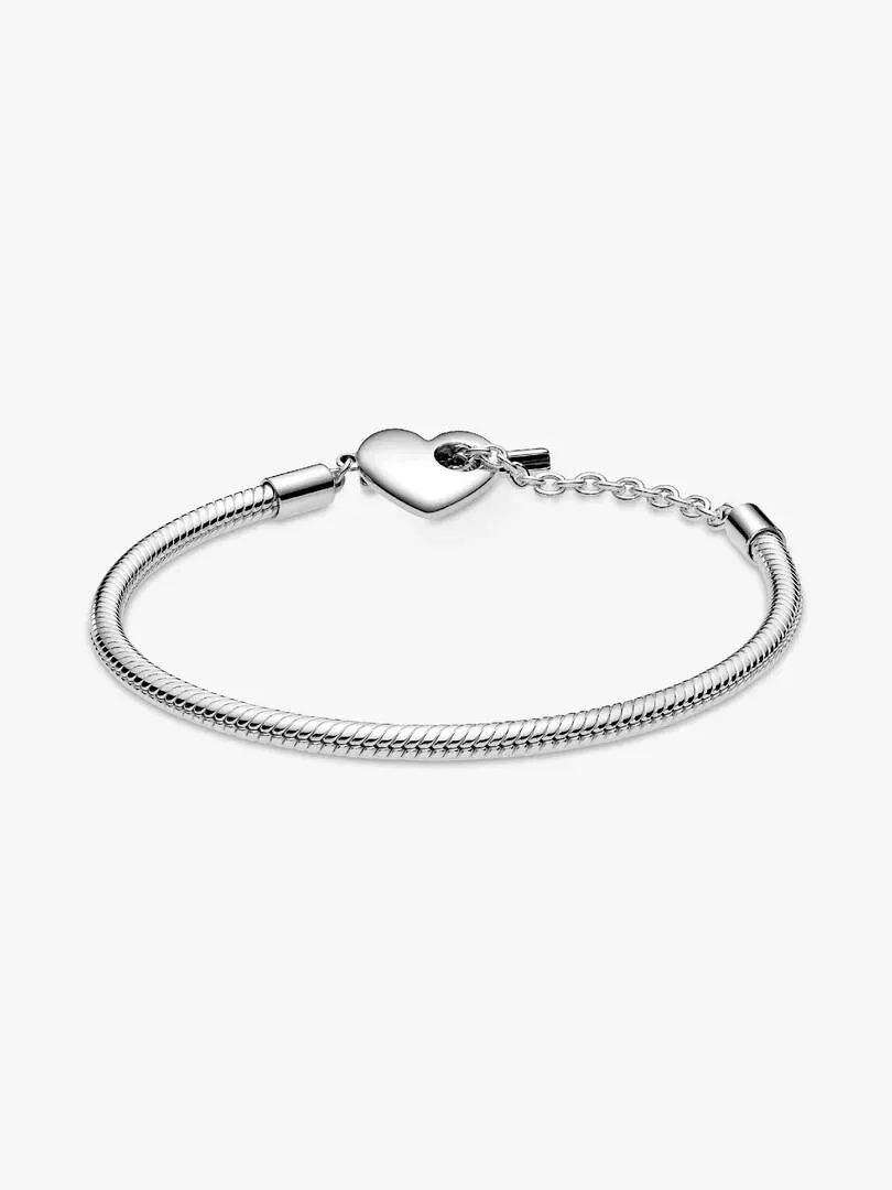 Pulsera de cadena de serpiente vista desde un ángulo superior, con cierre de barra en T y corazón, fondo blanco.