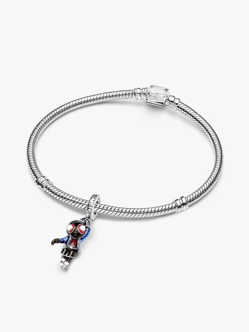 Bracelet en argent avec charm suspendu Spider-Man, vue de face sur fond blanc.