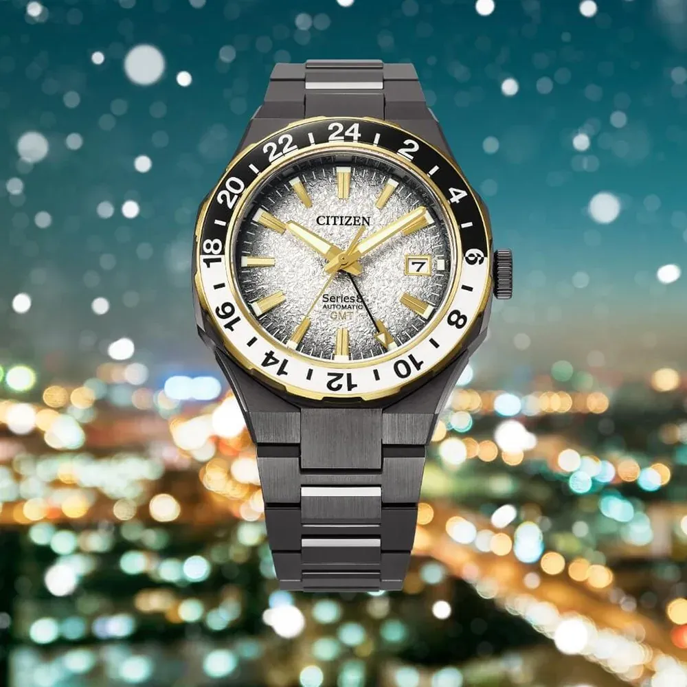 Vista frontal del reloj centrada sobre un fondo sintético de ciudad nocturna con luces bokeh y cielo estrellado