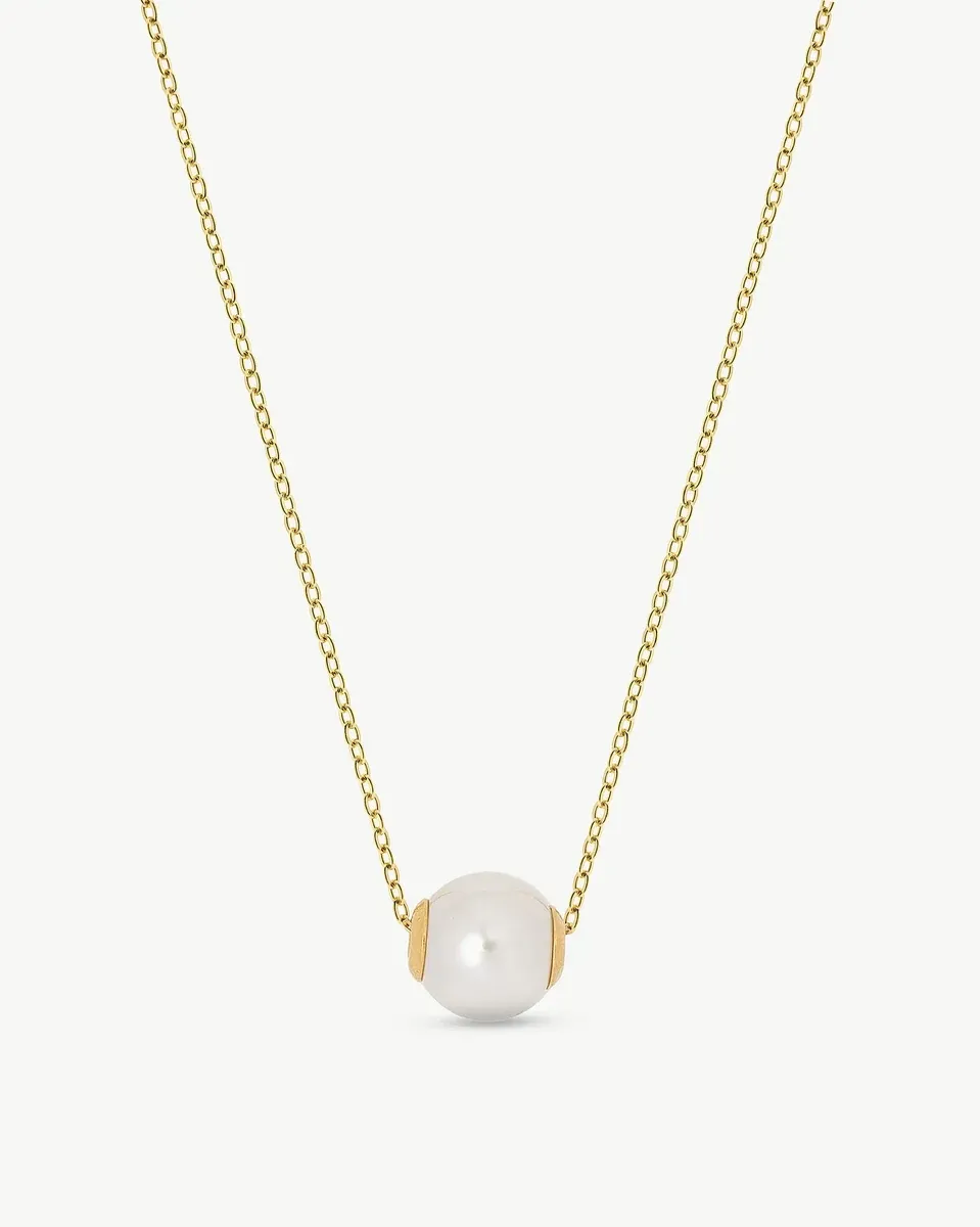 Collier avec perle blanche centrale sur fond blanc, vue frontale de la chaîne et du pendentif.