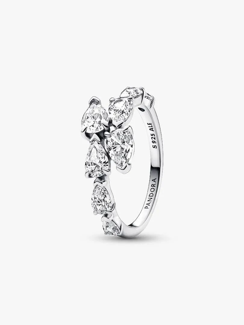 Anillo de plata con gemas en forma de pera, vista lateral en ángulo sobre fondo blanco.