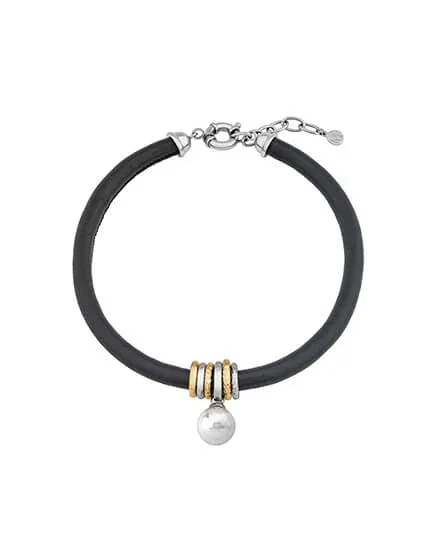 Collier ras du cou en cuir noir avec perle blanche et détails métalliques, vue de face sur fond blanc.