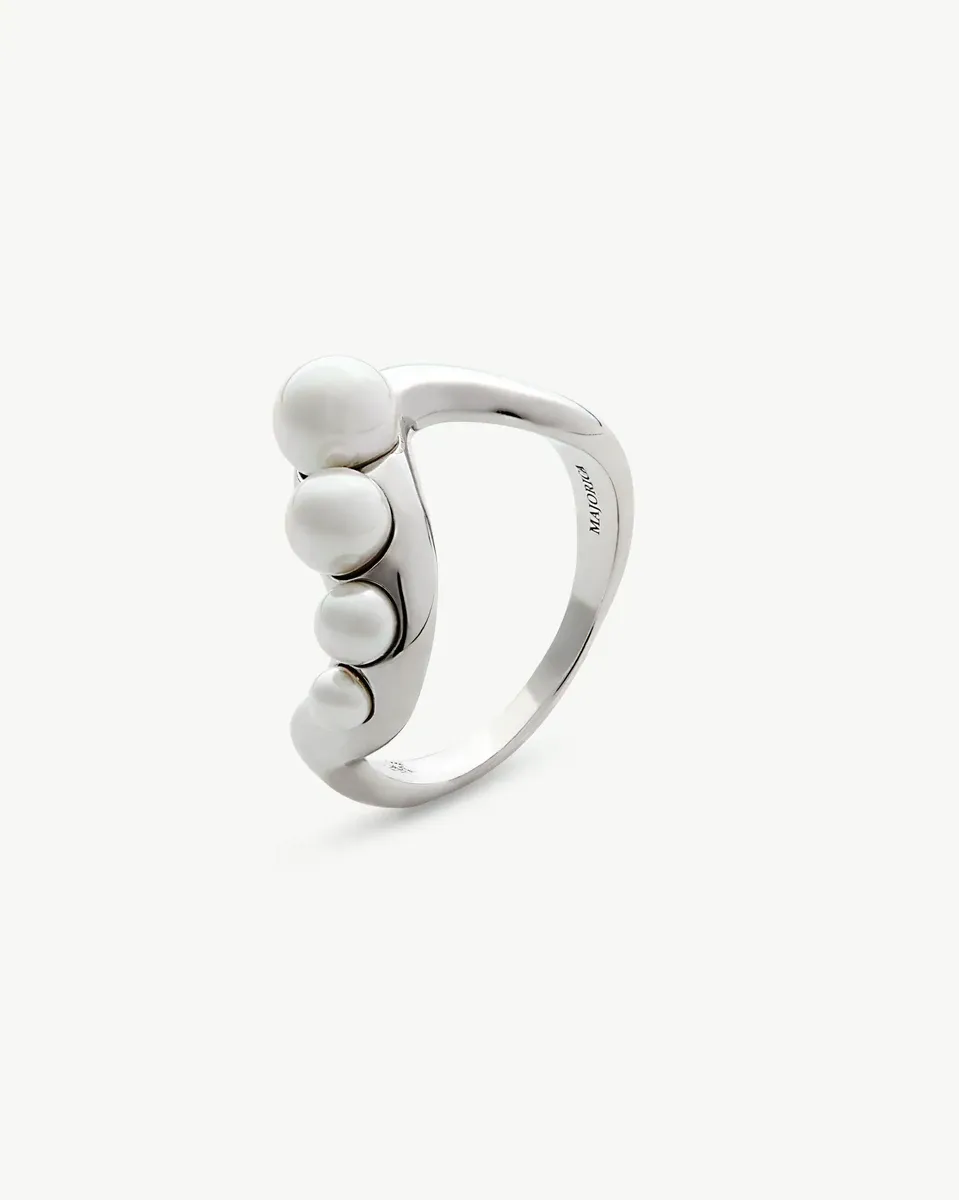 Bague en argent avec perles blanches disposées en courbe, vue de profil sur fond blanc.
