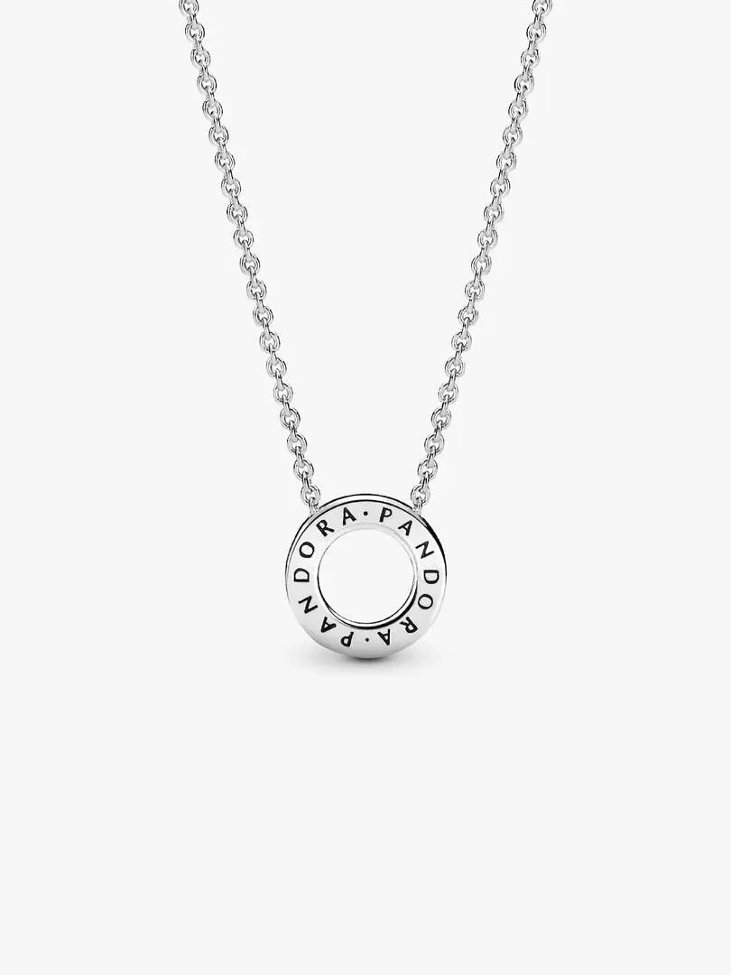 Collier en argent avec pendentif circulaire gravé, vue de face sur fond blanc pur.
