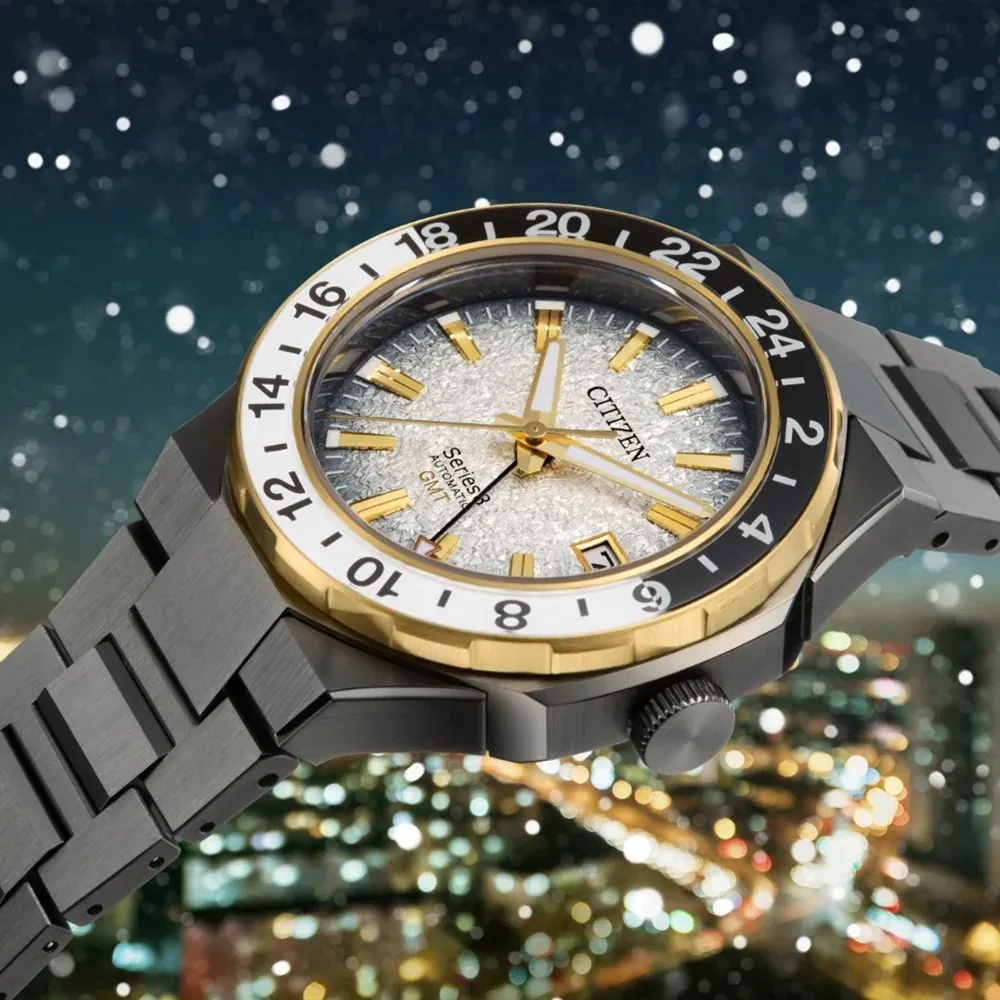 Reloj en perspectiva sobre fondo sintético de ciudad nocturna con luces bokeh y cielo estrellado
