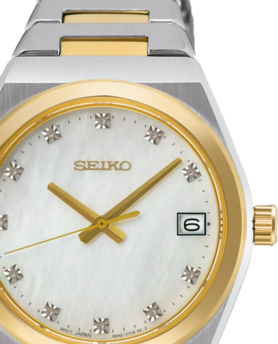 Primer plano de la esfera blanca con índices de diamante y bisel dorado, fondo blanco.