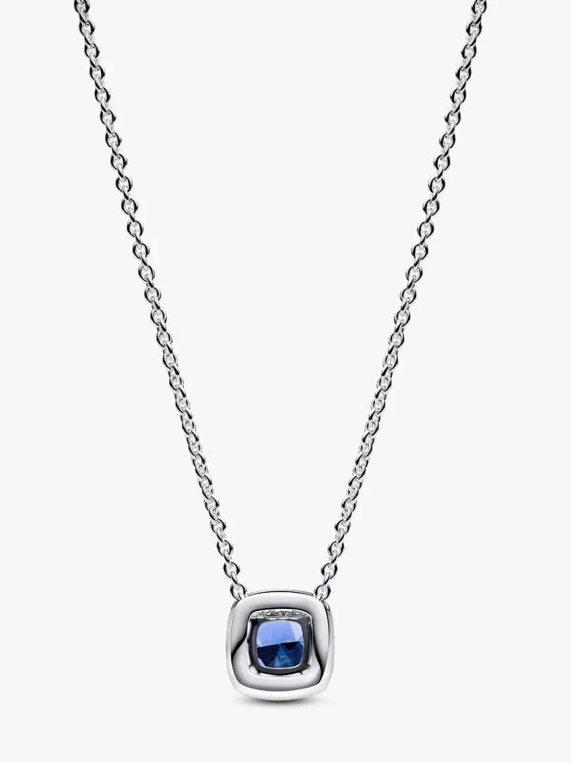 Collier avec pendentif carré en cristal bleu et halo de zircons, vue de face sur fond blanc.