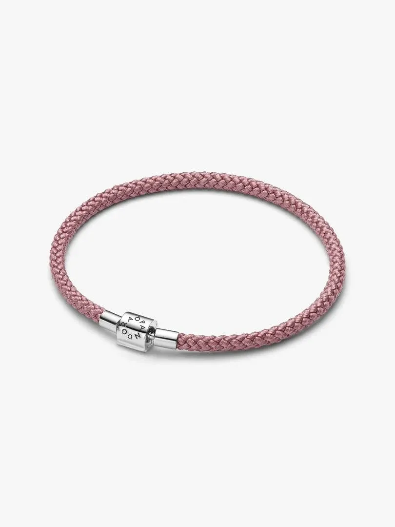 Bracelet cordon rose disposé en cercle sur fond blanc, vue de face avec fermoir en argent.