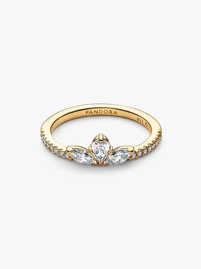 Anillo de oro con motivo floral de circonitas, vista frontal en ángulo, fondo blanco puro.