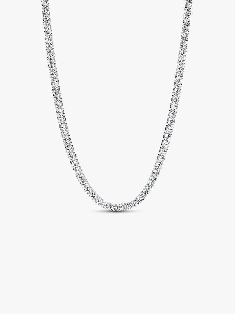 Collier tennis en forme de U sur fond blanc, vue de face montrant les sertis de pierres.