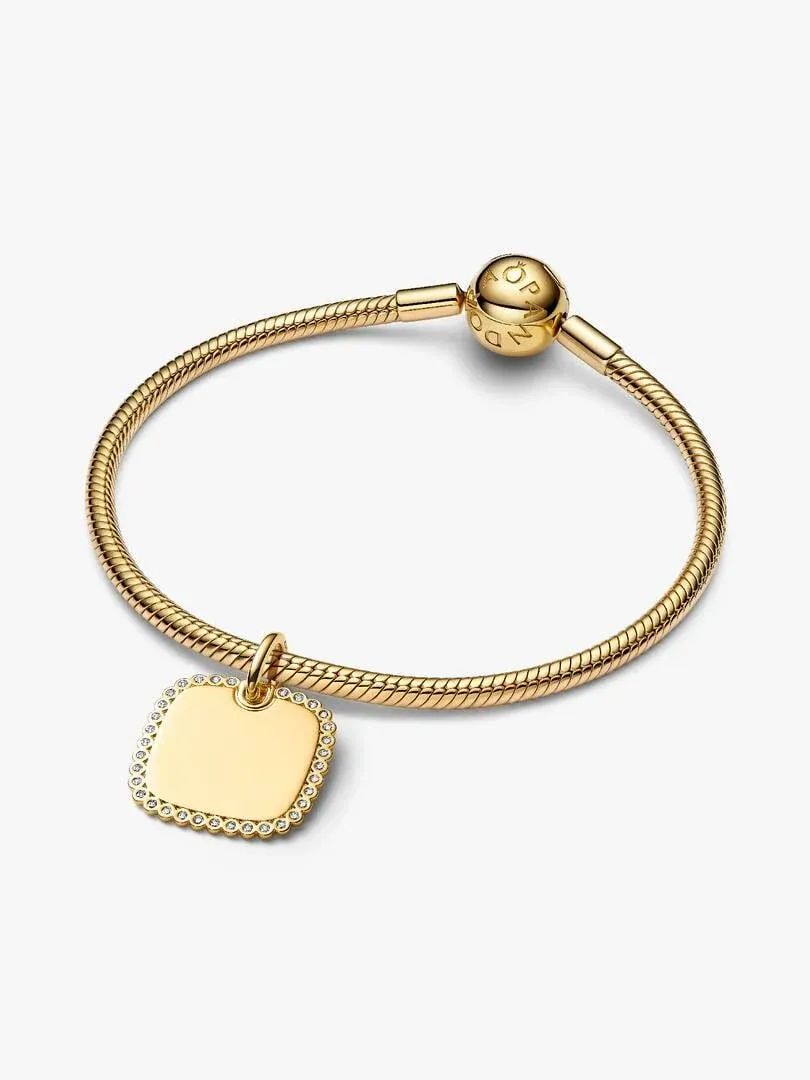 Goldenes Armband mit quadratischem funkelndem Anhänger, Frontansicht auf weißem Hintergrund.
