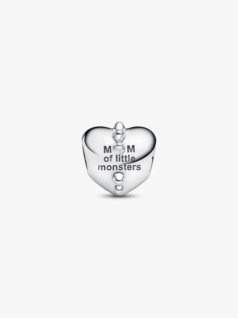 Charm de corazón en plata con grabado frontal, vista frontal sobre fondo blanco.