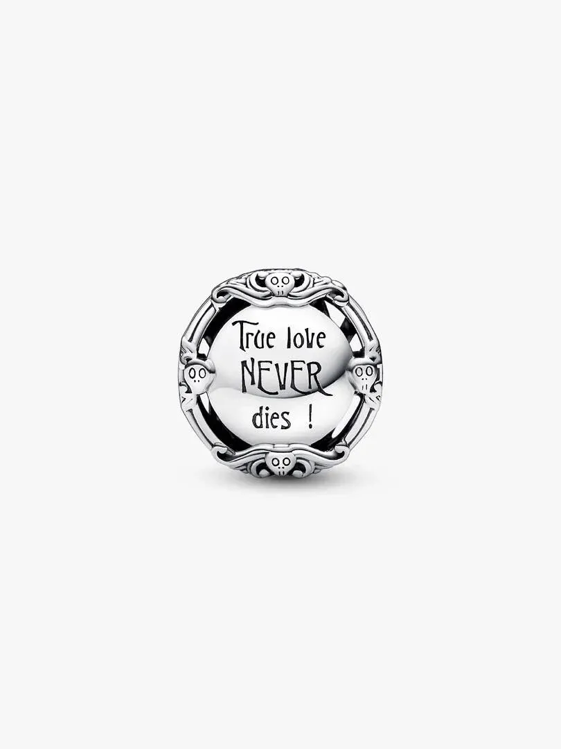 Primer plano del charm de plata con la inscripción 'True love NEVER dies', fondo blanco.