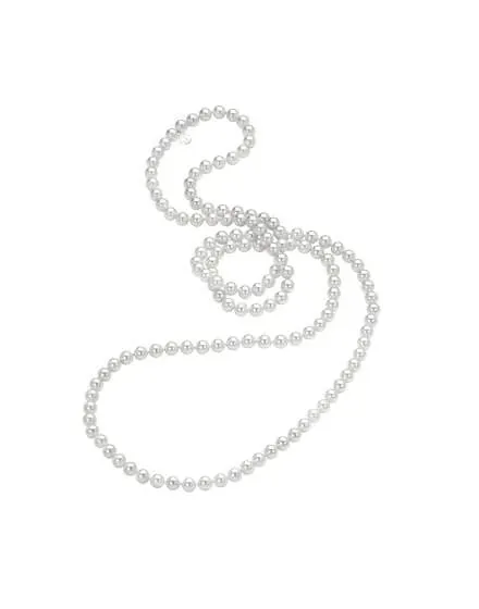 Collar de perlas blancas dispuesto en forma sinuosa sobre fondo blanco, vista cenital