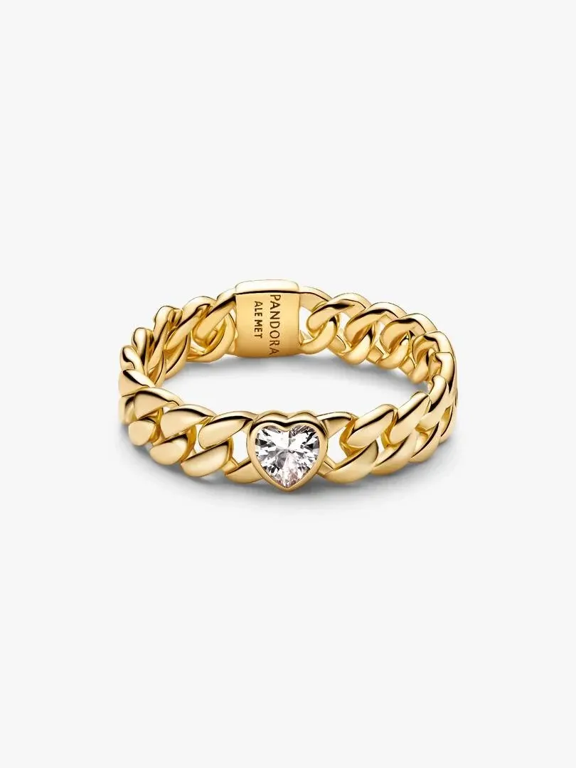 Anillo de cadena cubana con circonita en forma de corazón, vista frontal en ángulo sobre fondo blanco.