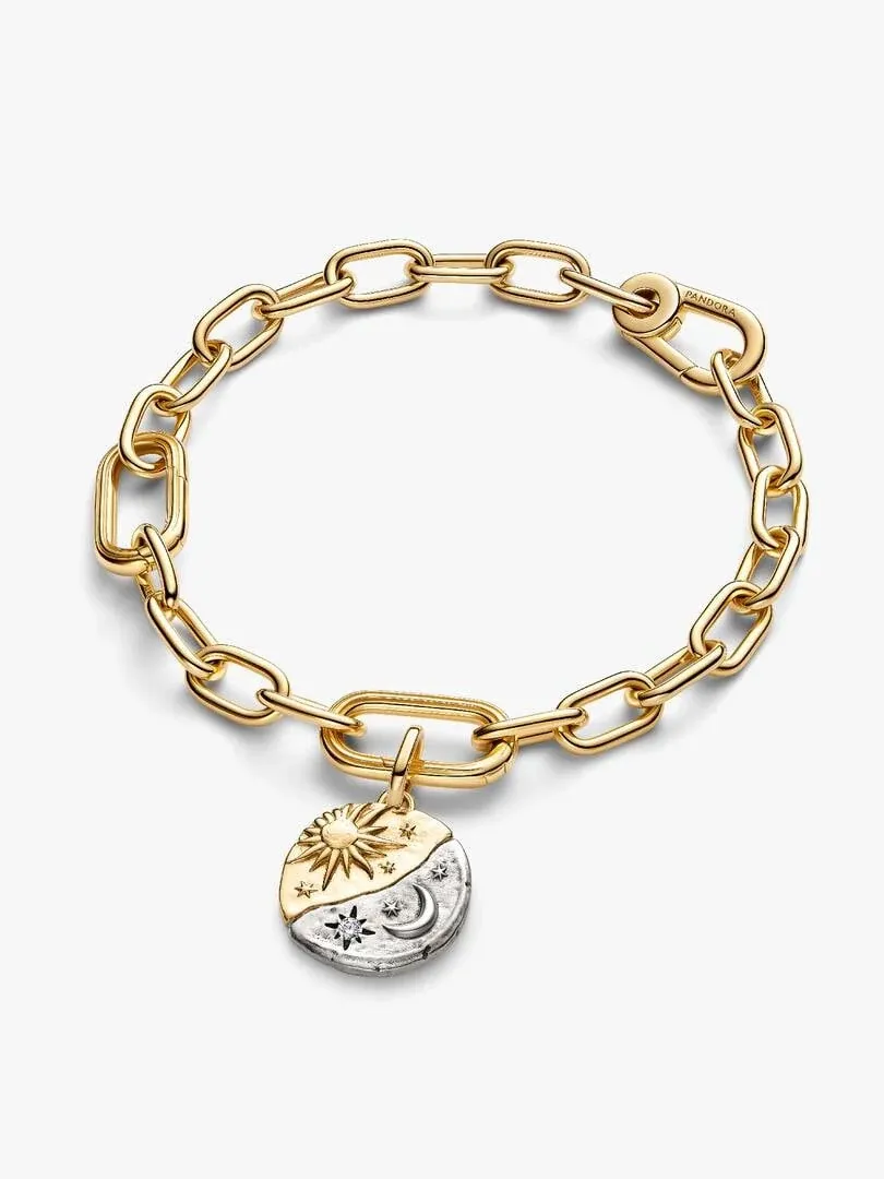 Bracelet à maillons dorés avec pendentif soleil et lune, vue de face sur fond blanc.