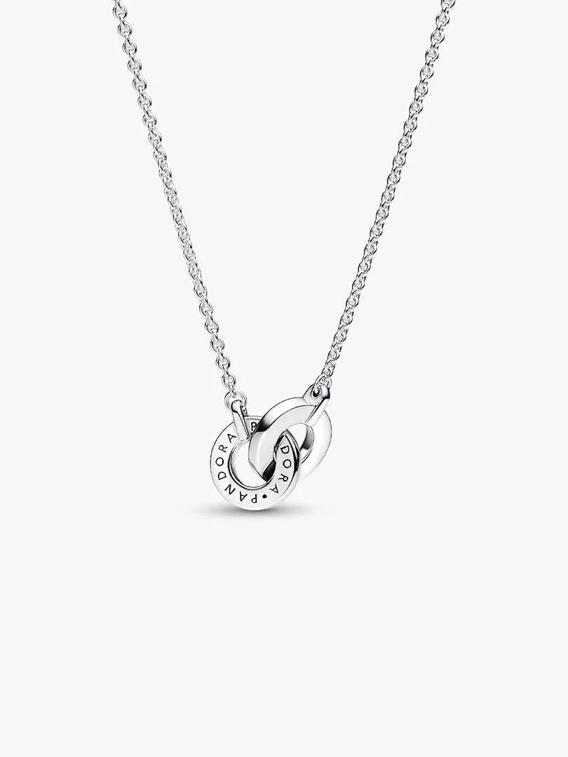 Collier en argent avec deux cercles entrelacés sur fond blanc, vue frontale centrée.