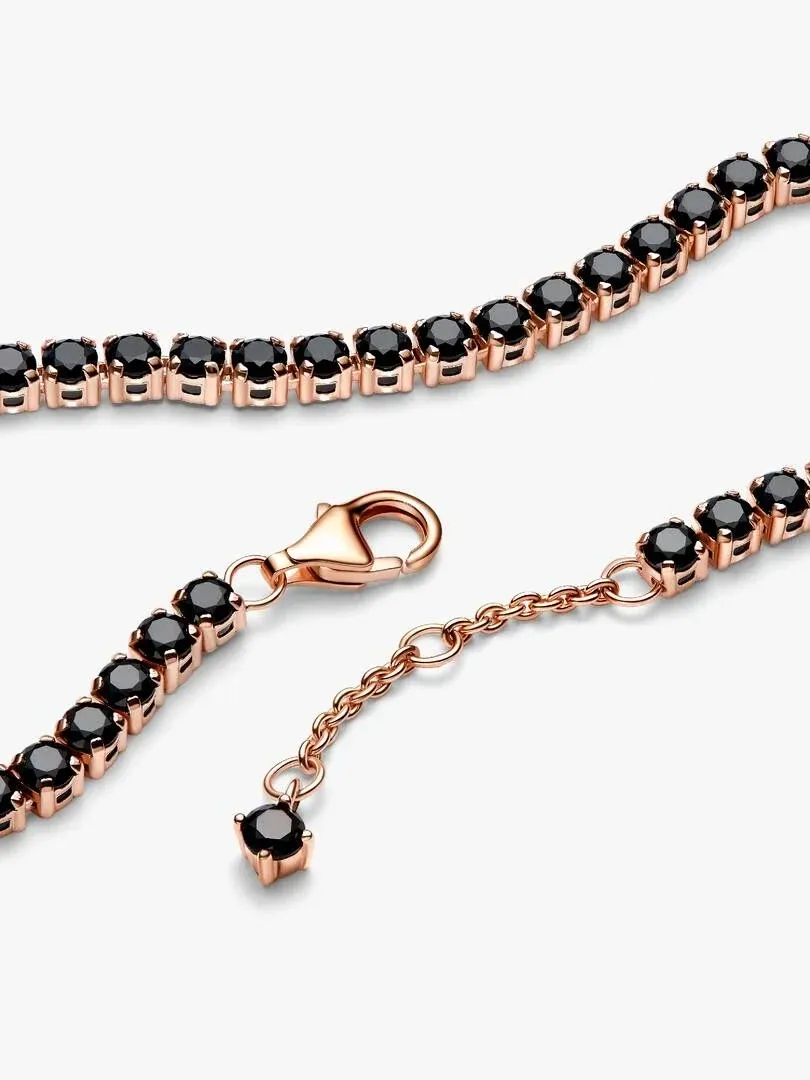 Primer plano de la pulsera con cristales negros y cierre de mosquetón sobre fondo blanco.