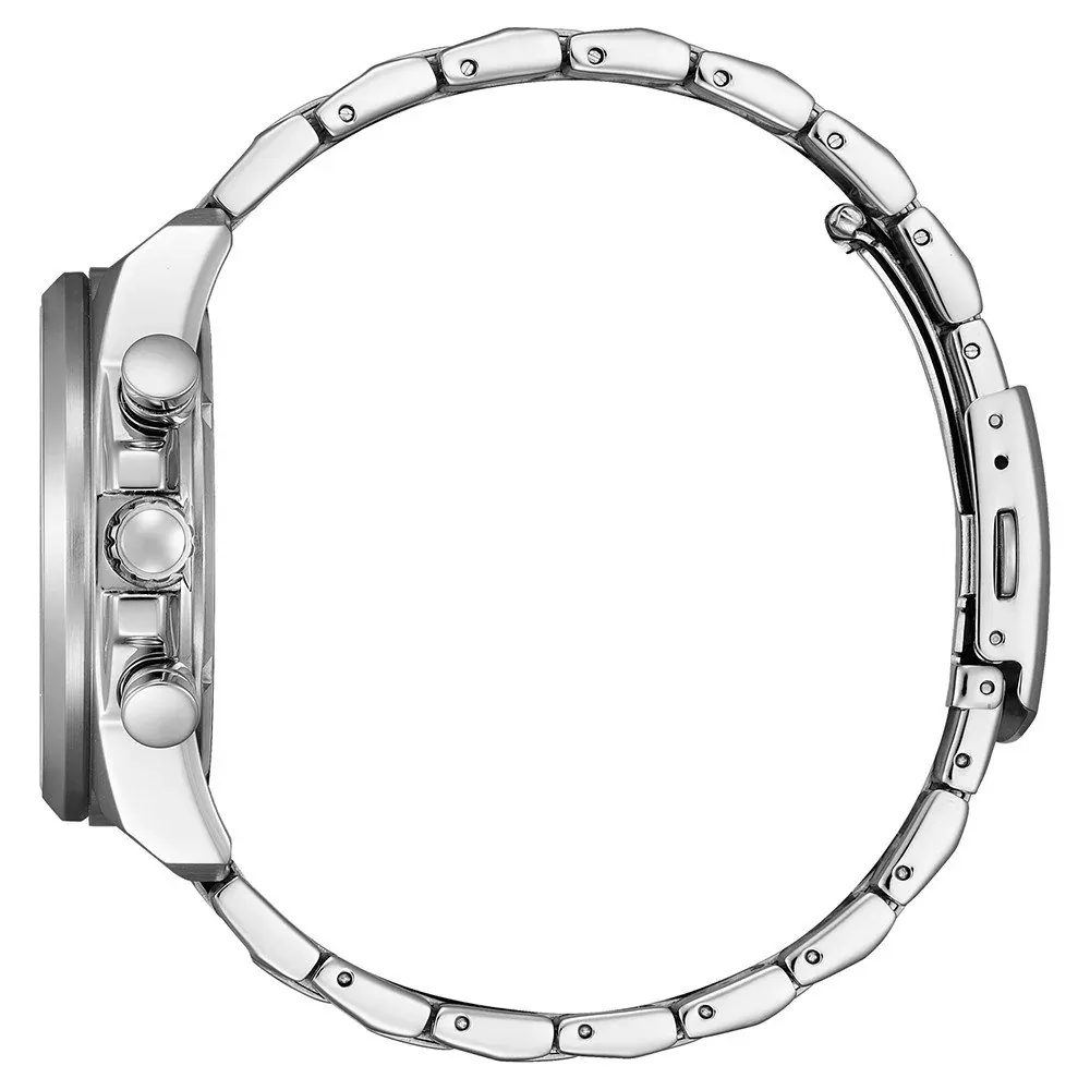 Vista lateral del reloj, perfil de la caja con corona y pulsadores, brazalete de acero sobre fondo blanco
