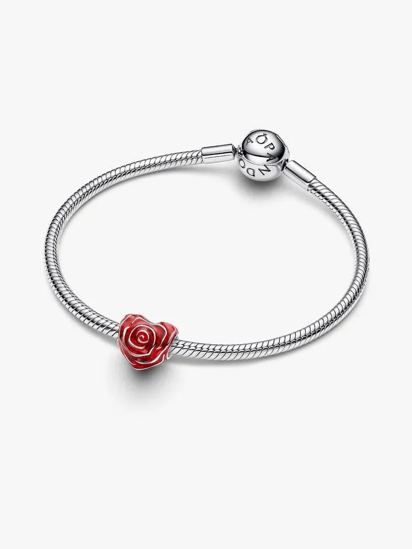 Zilveren armband met rode rozen charm, vooraanzicht op een witte achtergrond.