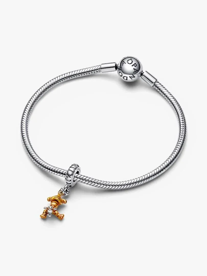 Charm Tigger suspendu à un bracelet en argent, vue de face en angle sur fond blanc.