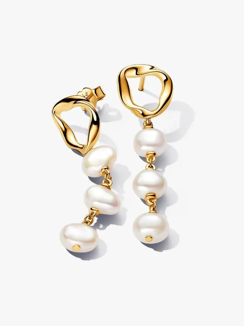 Vue de face des boucles d'oreilles pendantes avec perles baroques sur fond blanc.