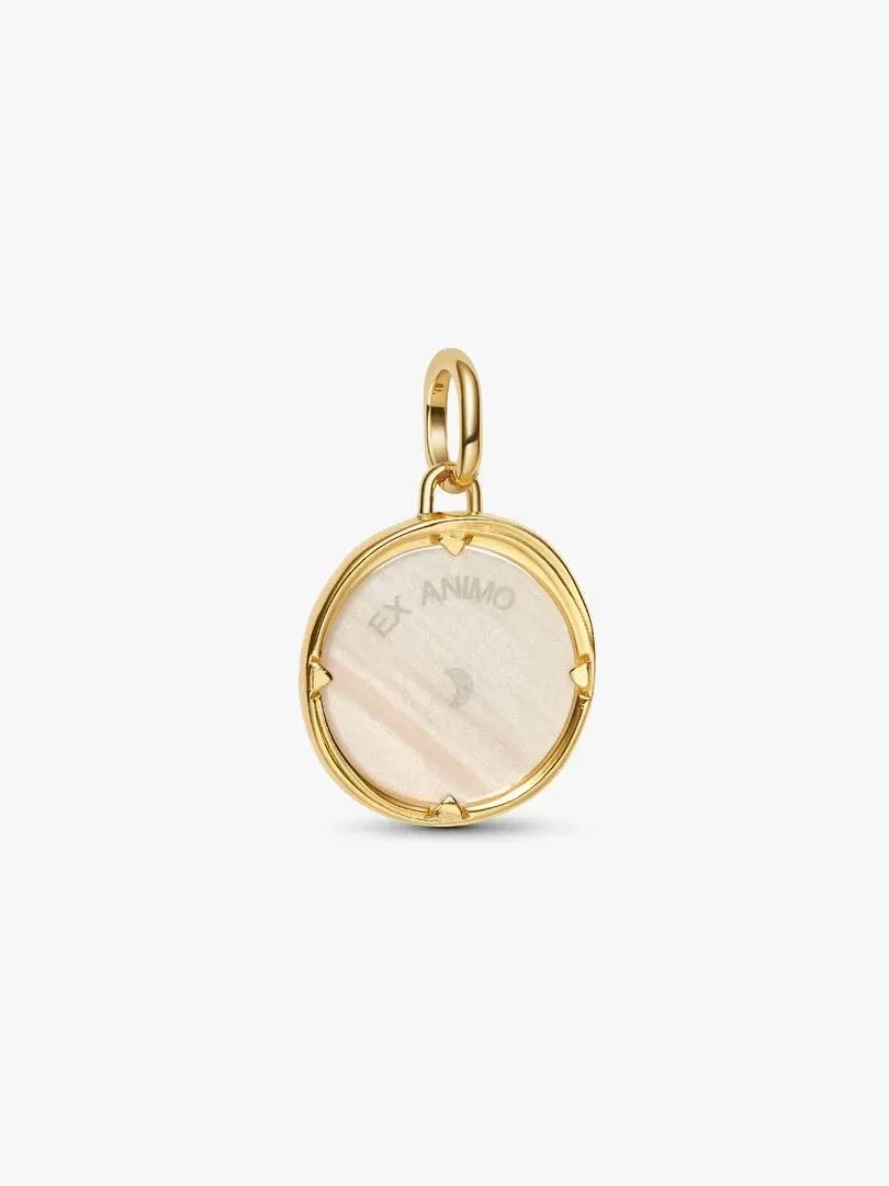 Rond medaillon charm met inscriptie, vooraanzicht, gouden afwerking op witte achtergrond.