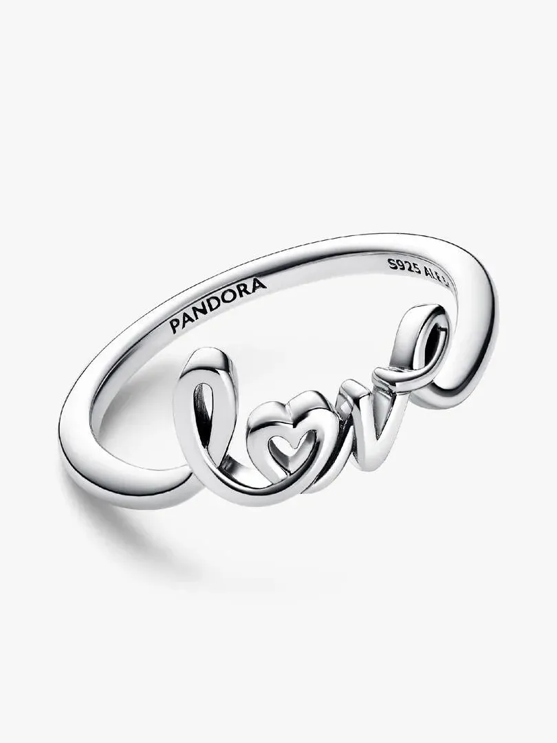 Bague en argent avec l'inscription 'love' en écriture cursive, vue de profil sur fond blanc.