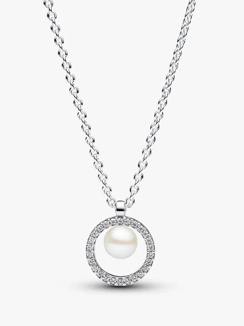 Collier avec pendentif circulaire en perle et pavé, vue de face sur fond blanc.