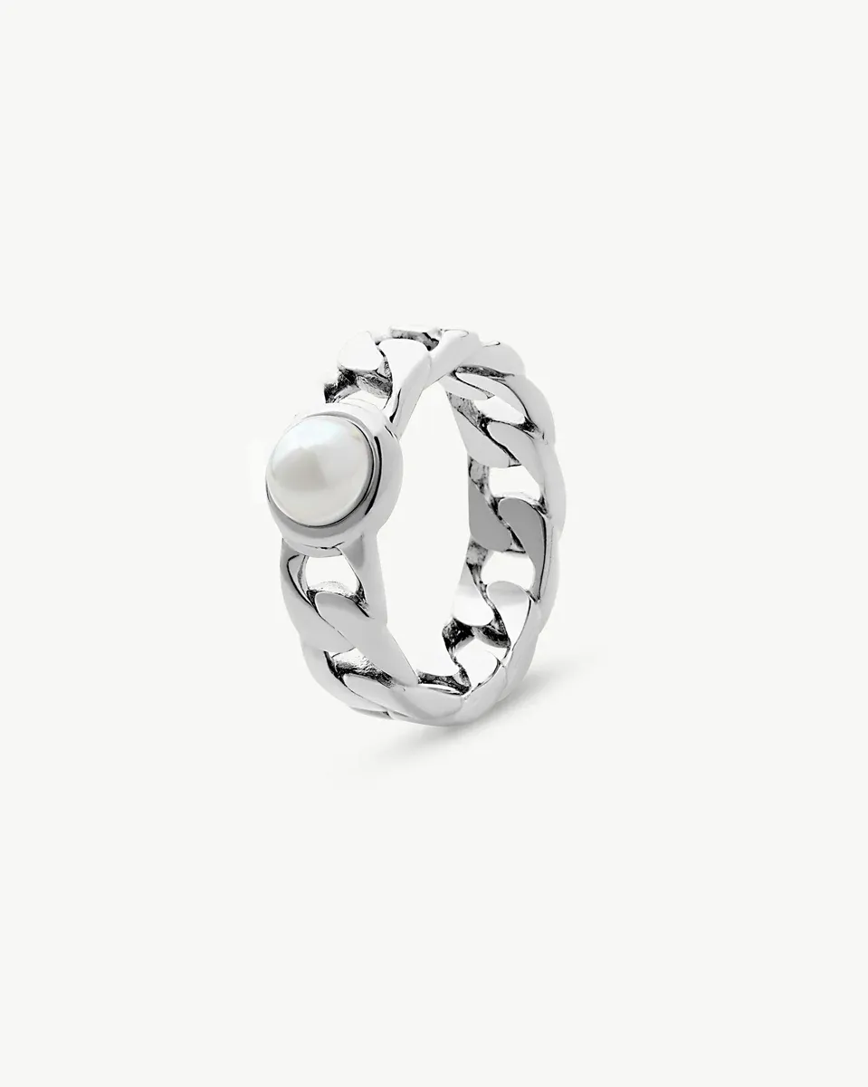 Gliederkette-Ring in Seitenansicht, mit einer halben weißen Perle auf weißem Hintergrund.