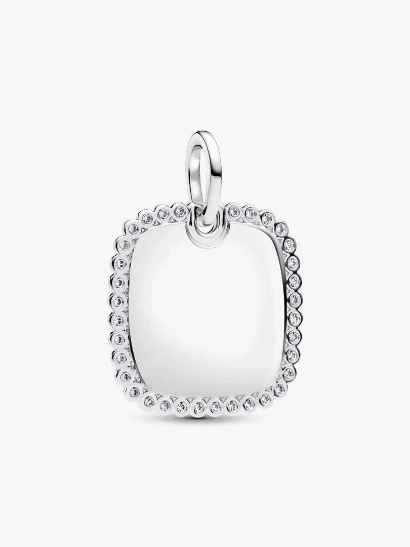 Vierkante zilveren hanger met strassrand, vooraanzicht op een witte achtergrond.