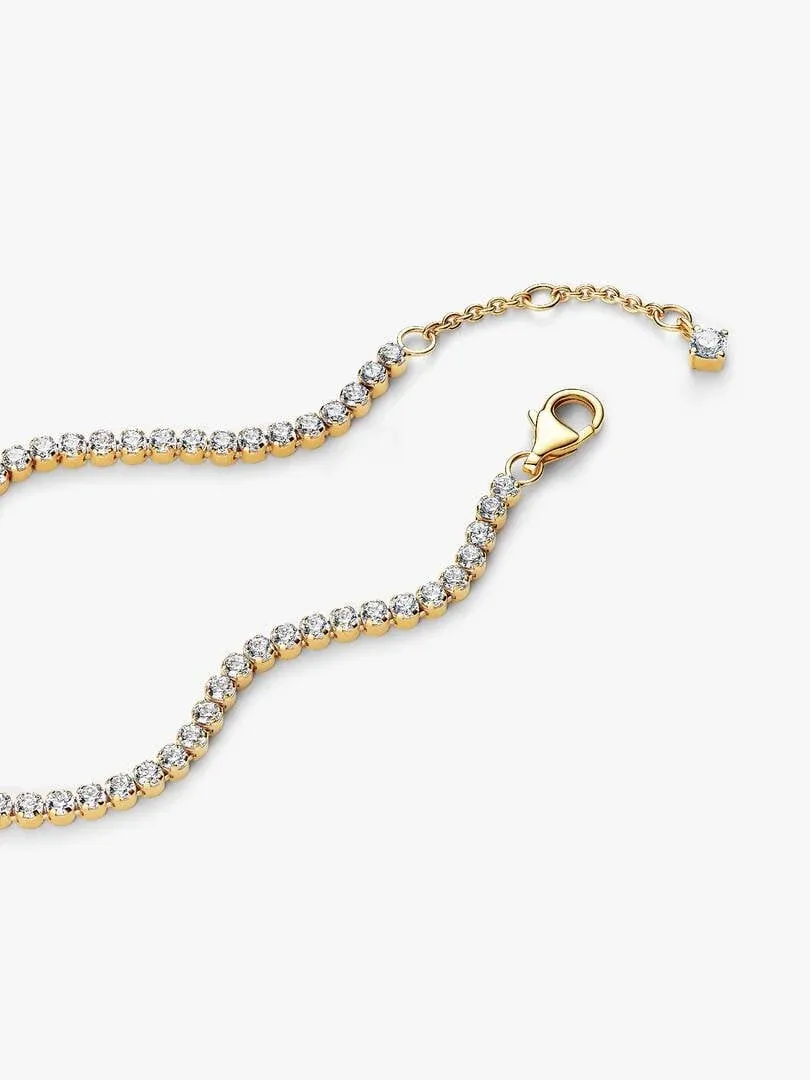 Primer plano de la pulsera con cierre de mosquetón y detalle del extremo decorativo, fondo blanco.