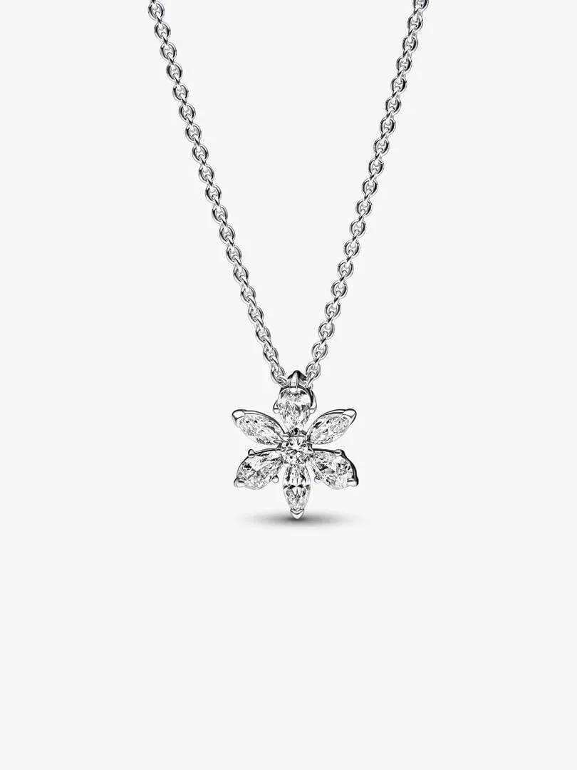 Collier avec pendentif floral en argent sur fond blanc, vue de face avec chaîne en V.