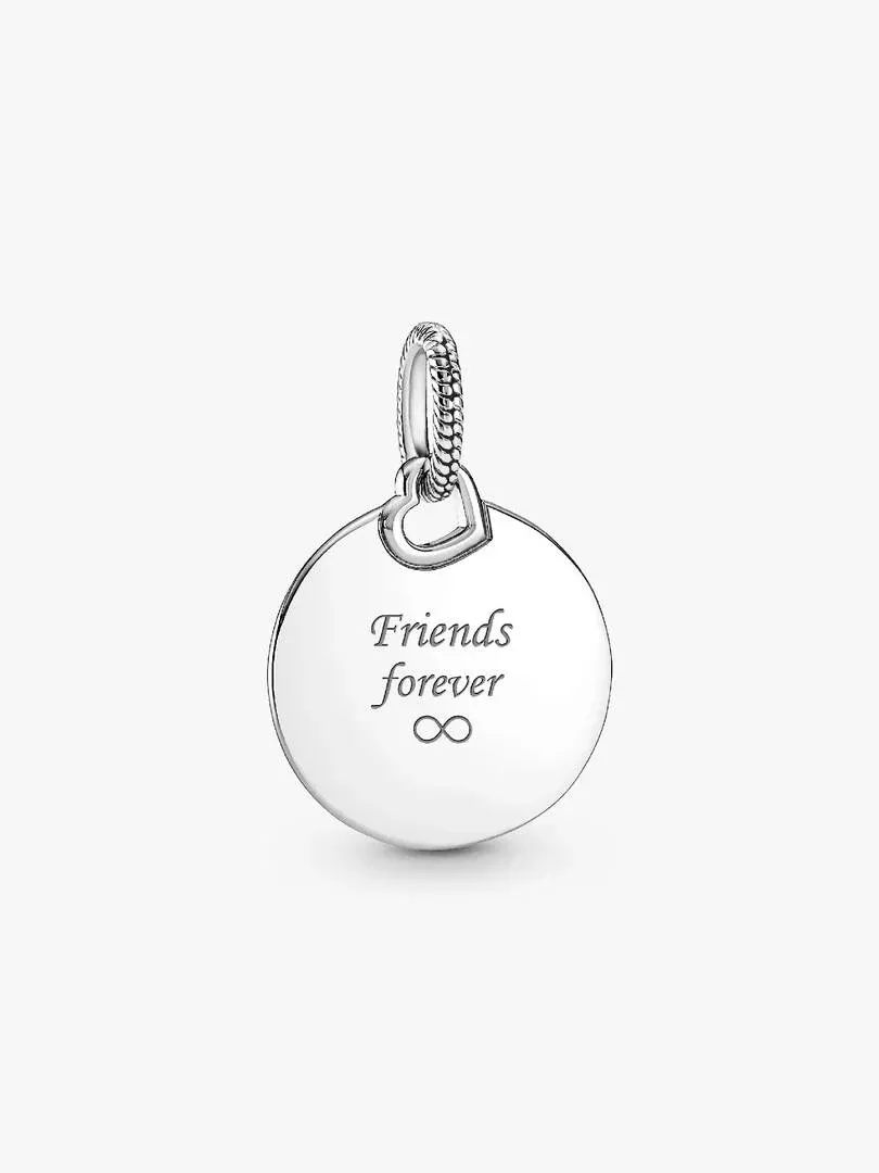Vue de face du pendentif rond en argent gravé 'Friends forever' avec symbole infini sur fond blanc.