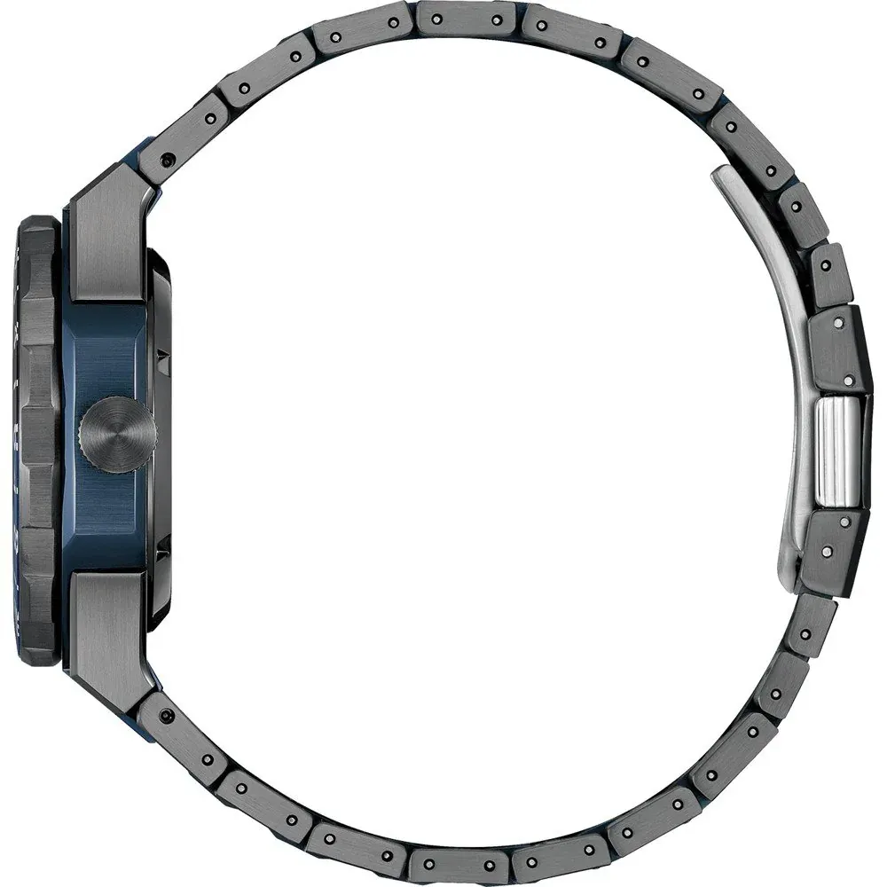 Perfil lateral del reloj, detalle de la corona y pulsera curva sobre fondo blanco