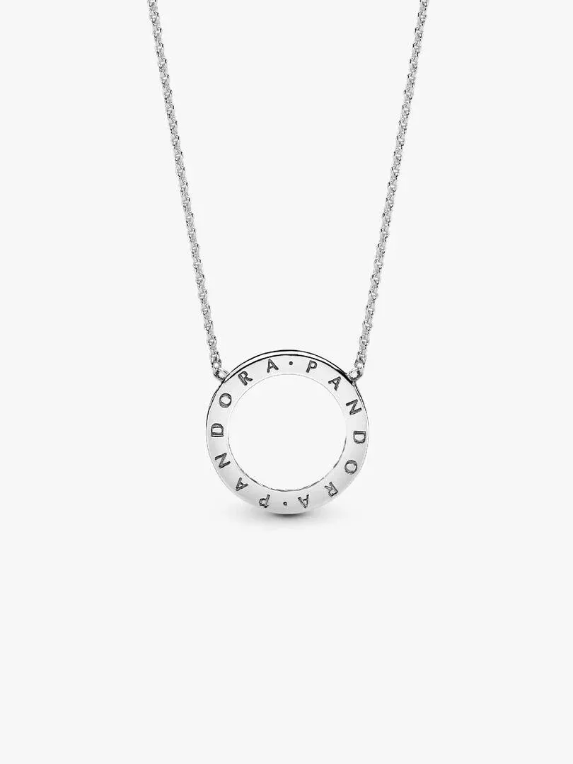 Pendentif circulaire en argent avec gravure vue de face sur fond blanc, chaîne fine centrée.