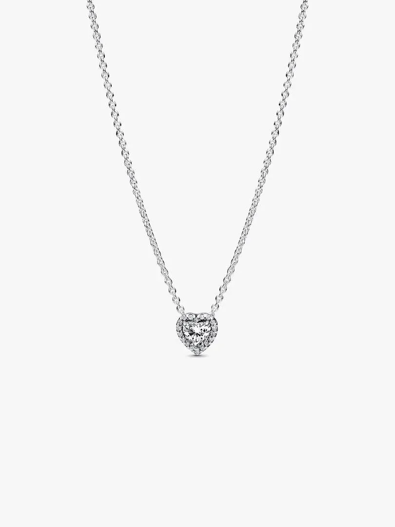 Collar de plata con colgante de corazón con circonita, visto de frente sobre fondo blanco.