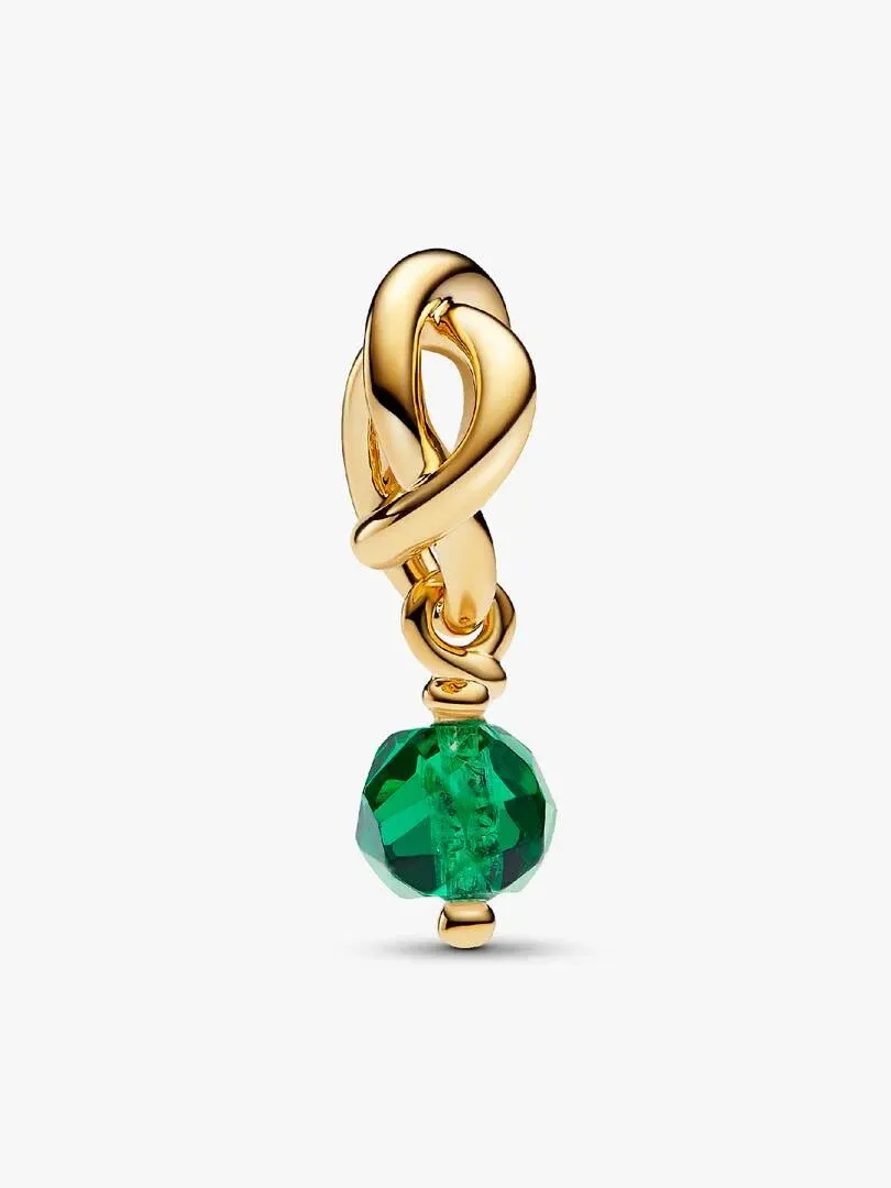 Goudkleurige charm met in elkaar gevlochten schakels en groene gefacetteerde kristallen hanger, vooraanzicht op witte ac