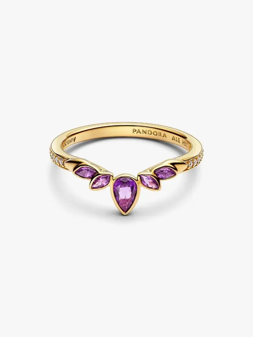 Anillo de tiara con gemas moradas visto desde un ángulo lateral, fondo blanco neutro.