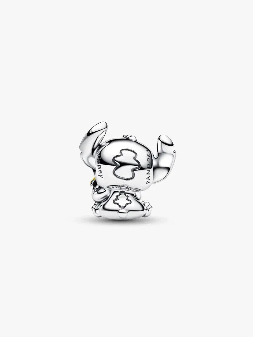 Charm de plata con figura de Stitch, vista lateral en ángulo, fondo blanco puro.
