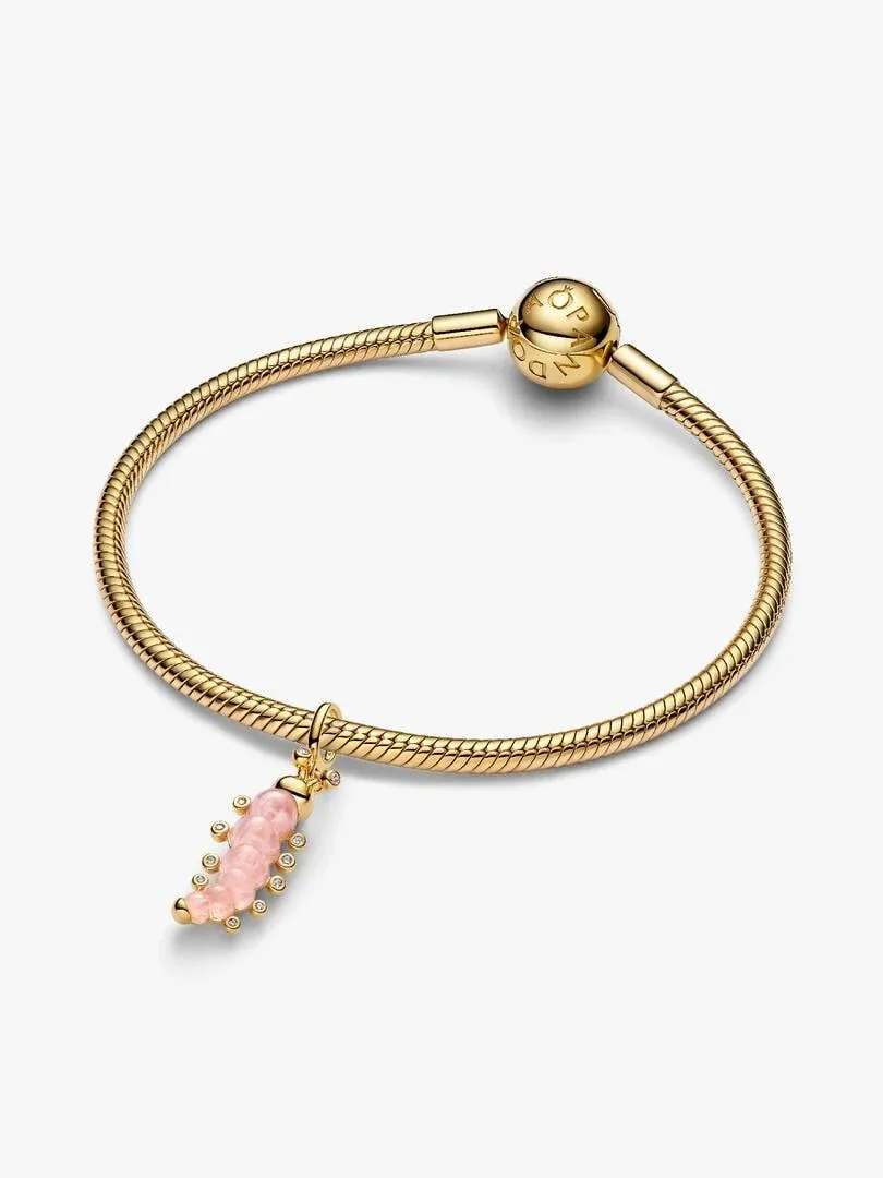 Gouden slangket armband met roze rups charm, vooraanzicht op witte achtergrond.