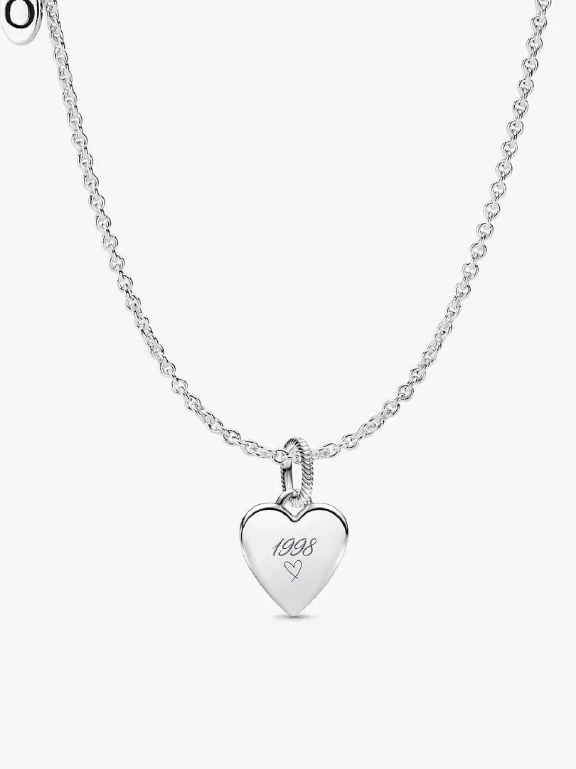 Colgante de corazón grabado con el año 1998 sobre cadena de plata, vista frontal en fondo blanco.