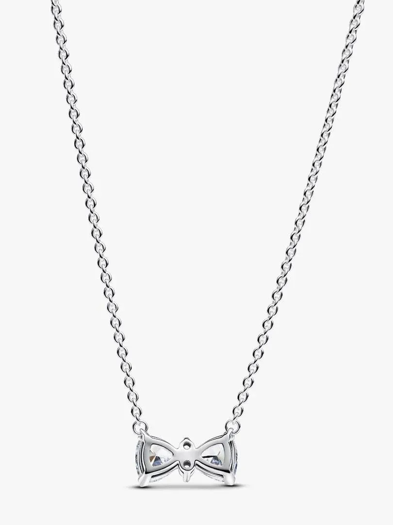 Collier avec pendentif nœud en zircons sur fond blanc, vue frontale centrée.