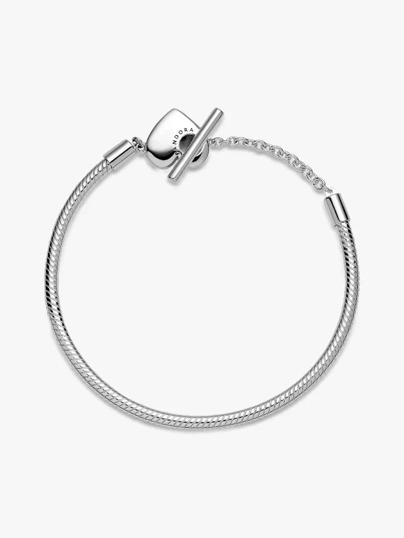 Vue de dessus du bracelet chaîne serpent sur fond blanc, montrant le fermoir à barre en T.