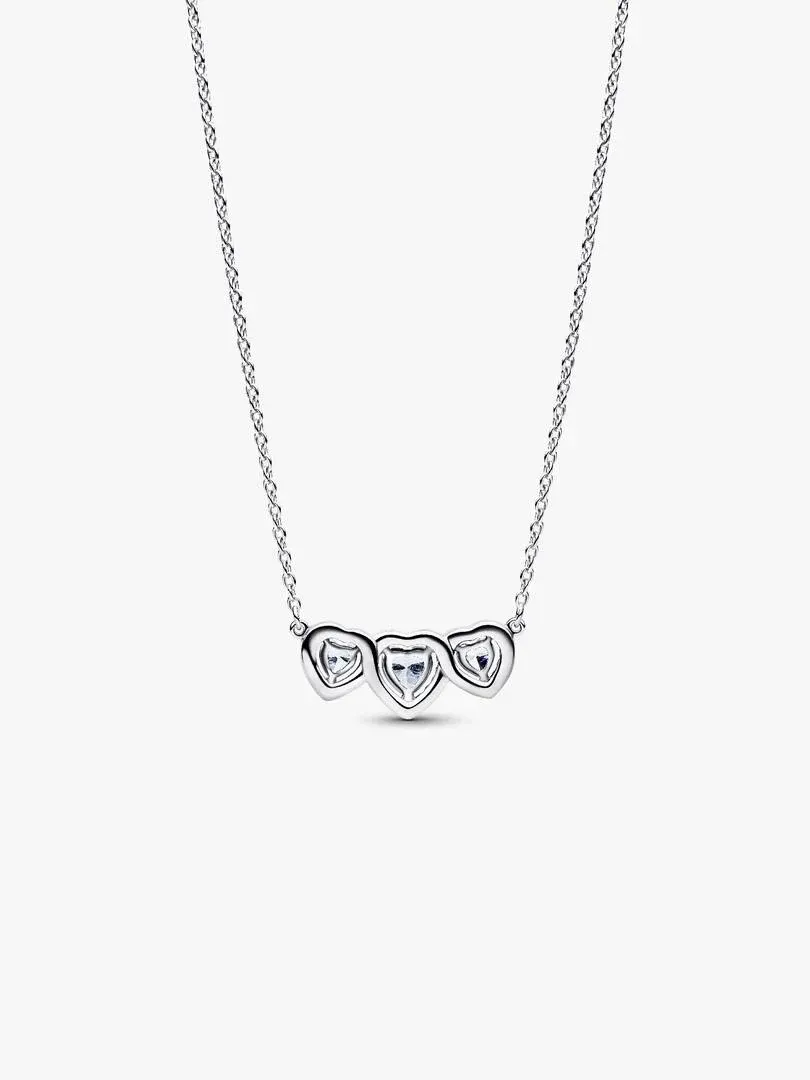 Collier en argent avec trois pendentifs cœur sur fond blanc, vue frontale centrée.