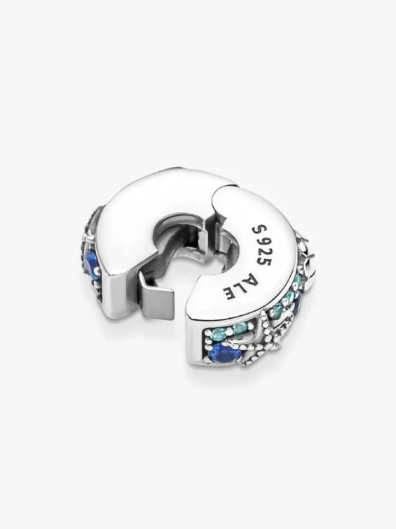 Seitenansicht des Clip-Charms mit blauen Pavé-Details, weißer Hintergrund, Aufsicht.
